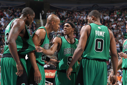 爱游戏在线-主教练大声呐喊，指挥球员们防守(主教练做了一个手势,场上的队员马上就)