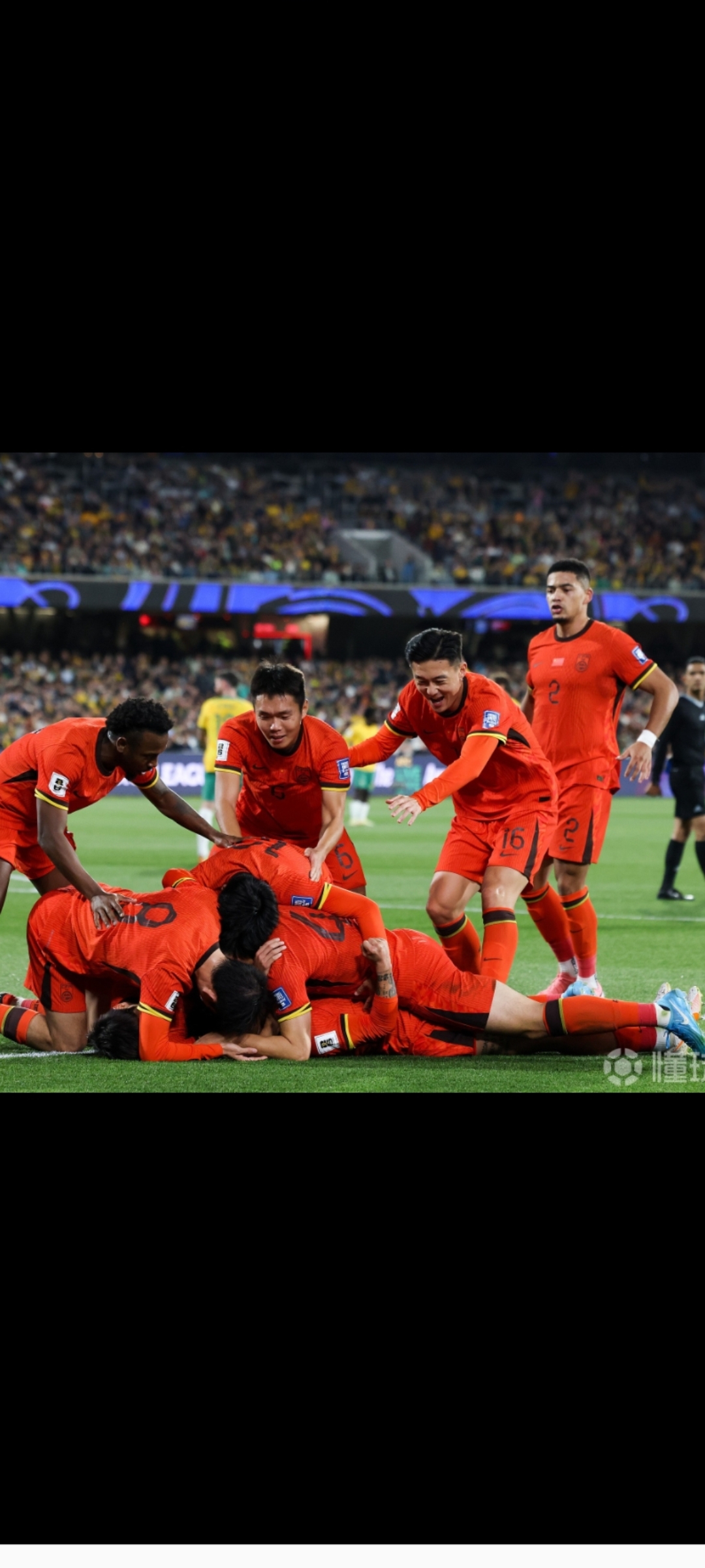 爱游戏官网-包含精彩对决不容错过，众多球迷赛场观赏热情高涨的词条