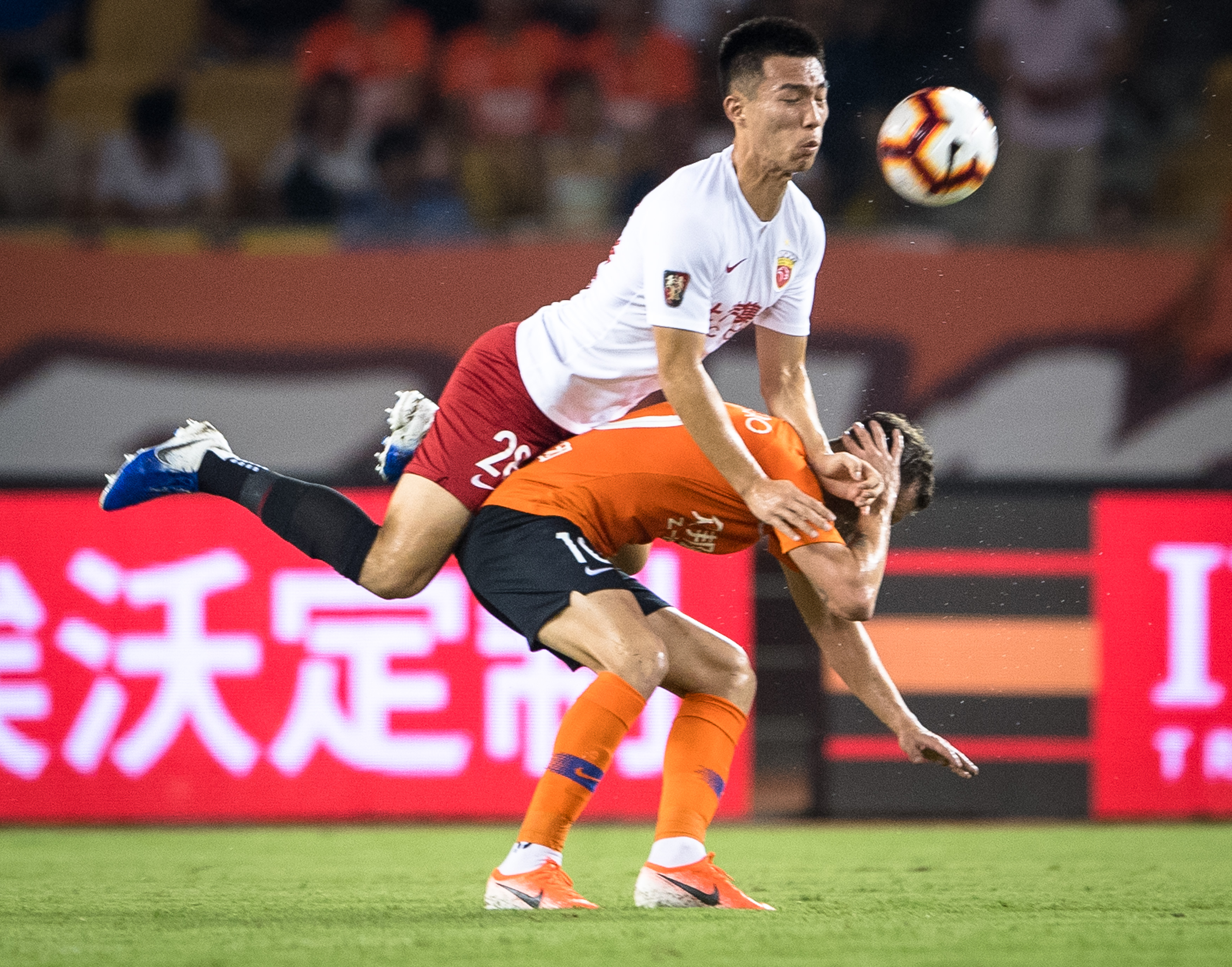 爱游戏官方登录入口-关于建业战平上港：河南建业队与上海上港队踢平，成绩持平的信息