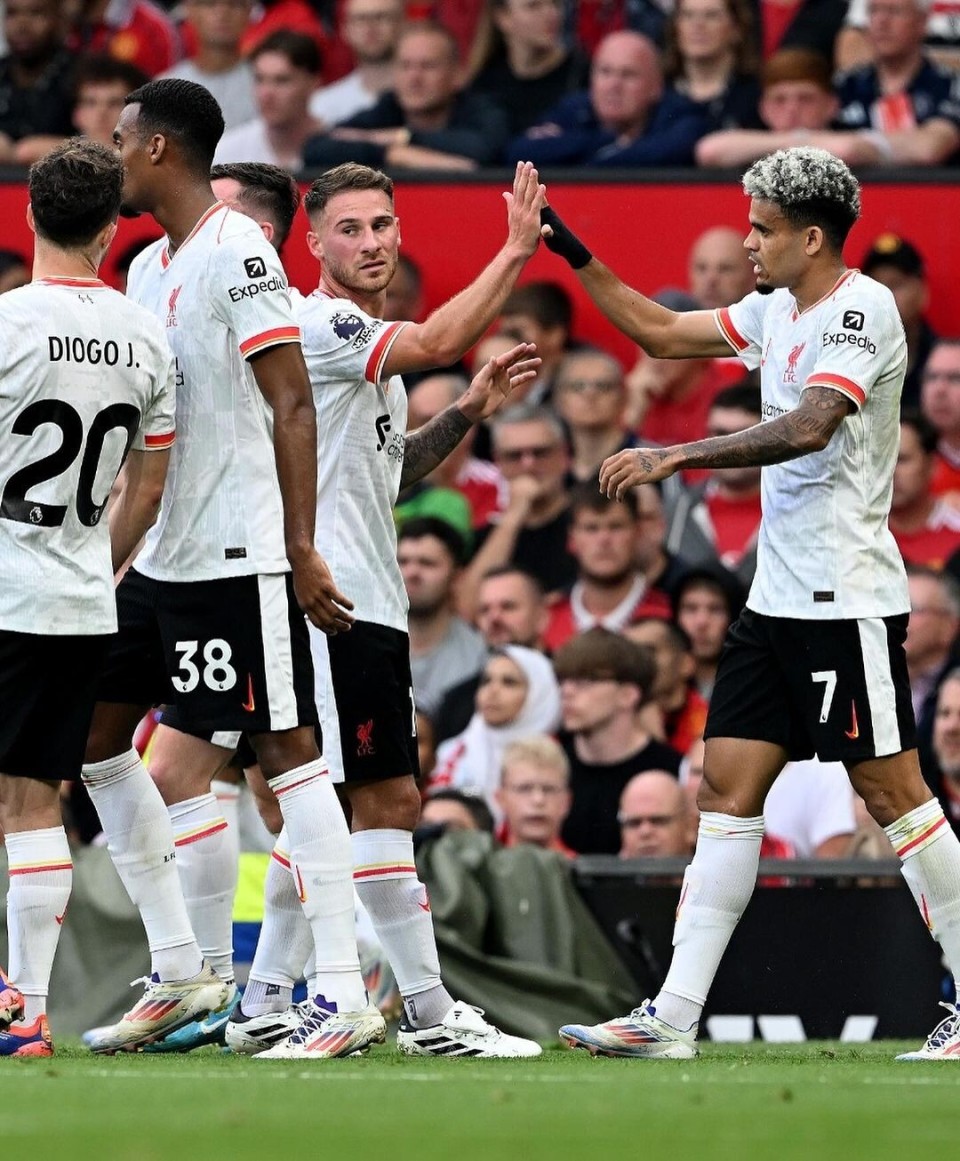 包含利物浦前锋梅开二度，帮助球队取得重要胜利的词条