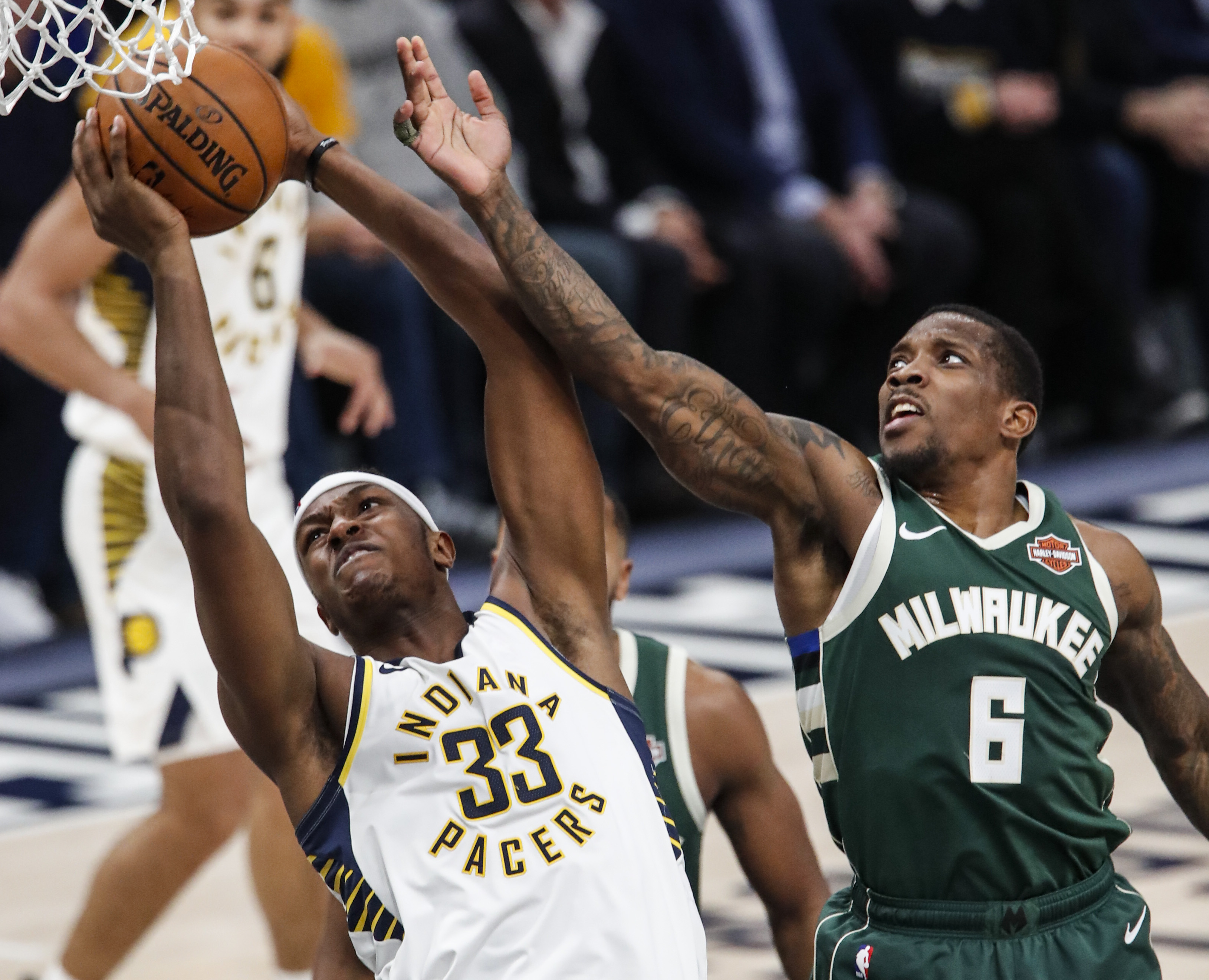 包含雄鹿队将对阵勇士，客场作战挑战实力对决的词条