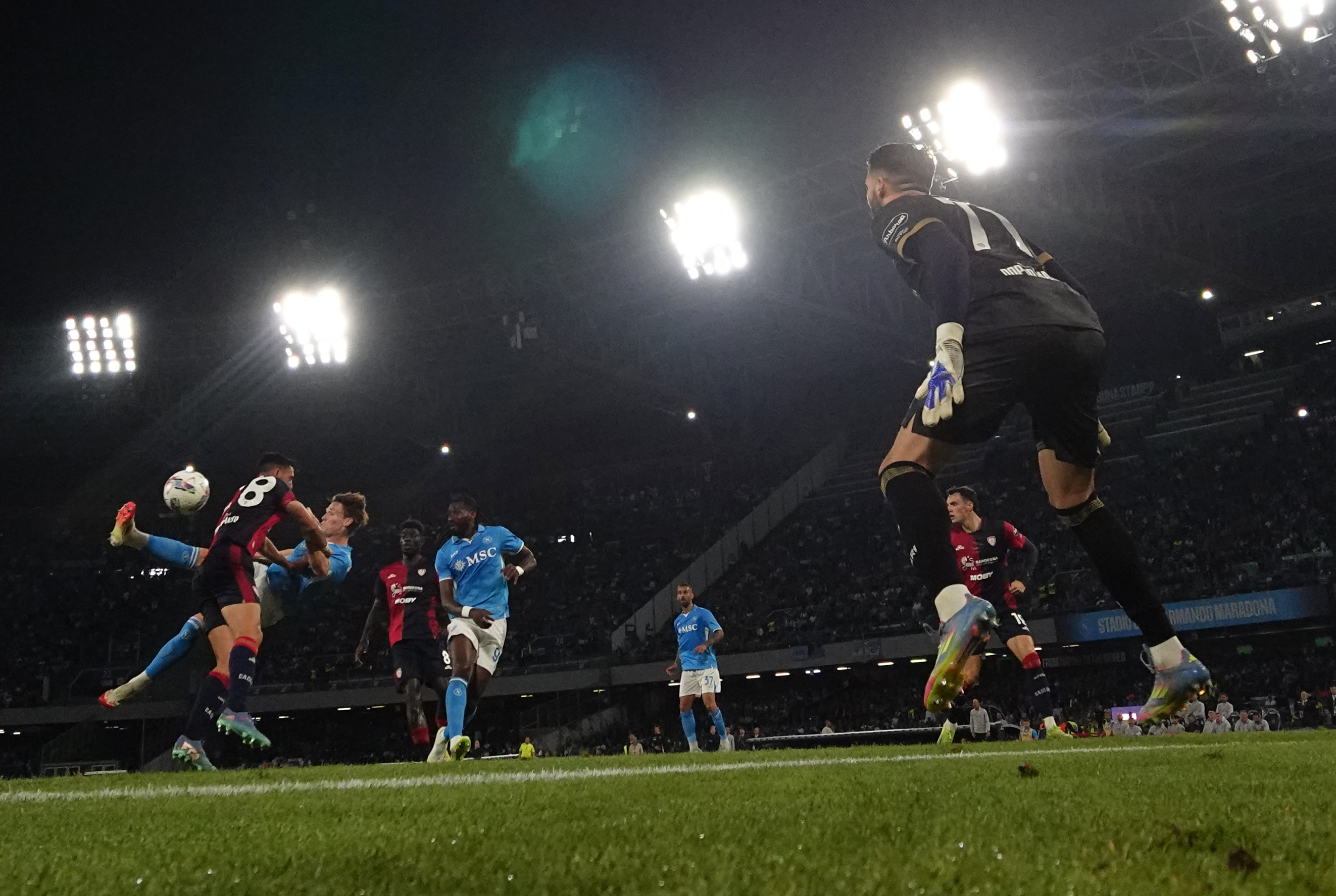 爱游戏官网-那不勒斯球员意外受伤，给球队带来困扰