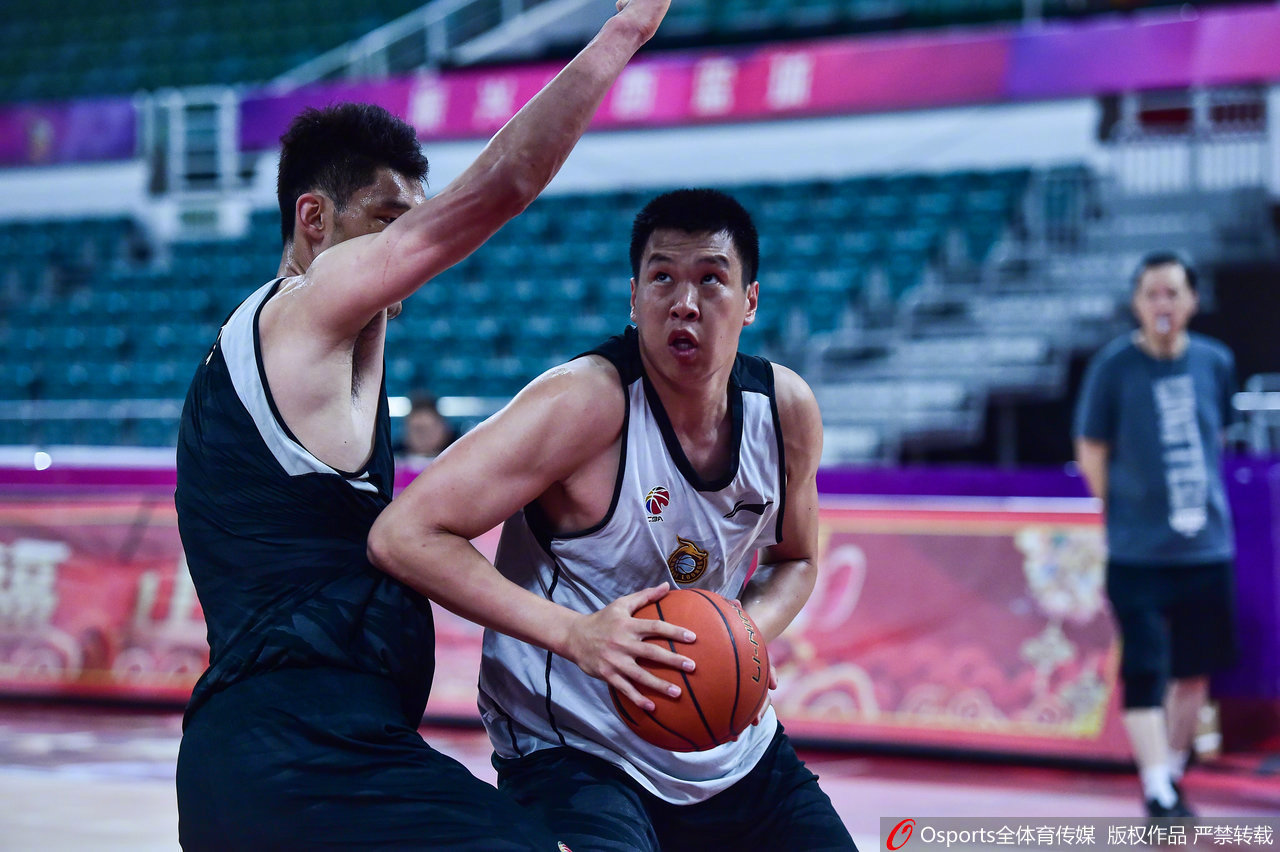 超级联盟篮球比赛在即，球员备战