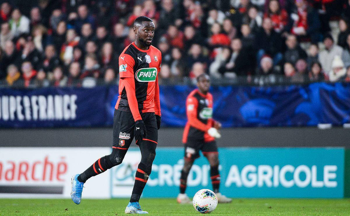 关于亚眠队在主场击败对手，豪取三分的信息