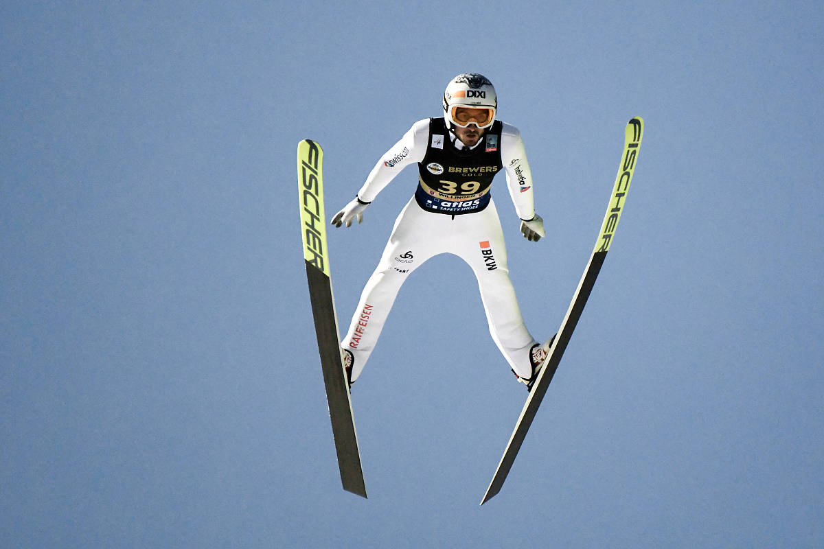 美国滑板选手飘逸出手，稳坐领先位置的简单介绍