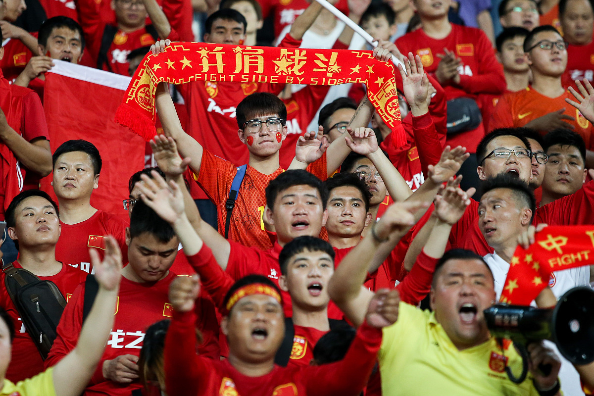 爱游戏登录-队员斗志昂扬冲刺，球队大获成功