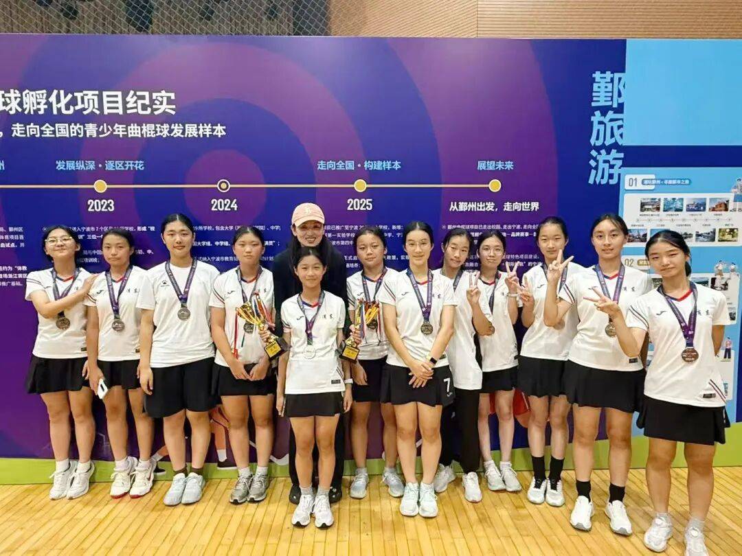 队员斗志昂扬冲刺,球队大获成功 队员斗志昂扬冲刺,球队大获成功