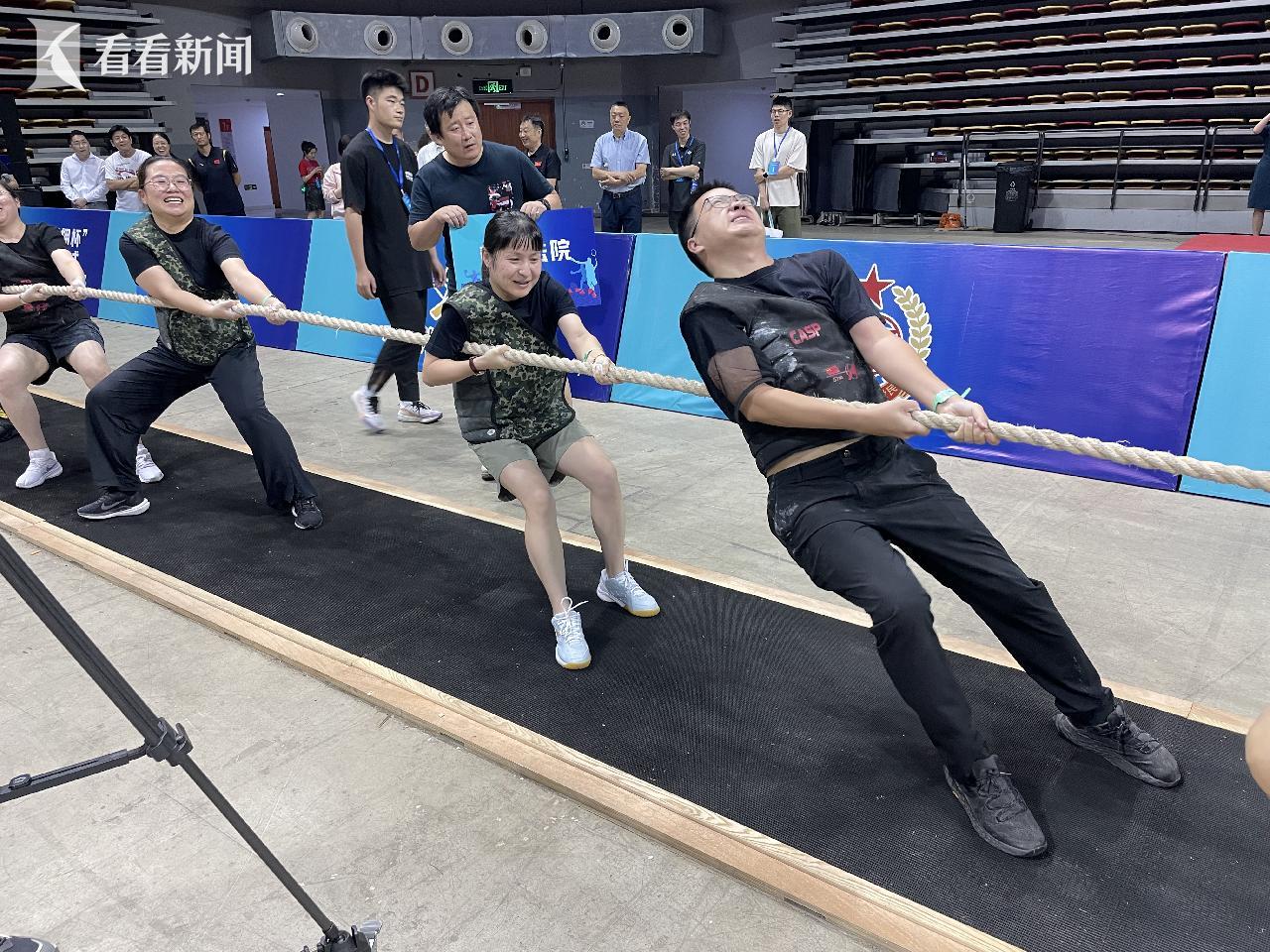 爱游戏体育官网-拔河比赛激烈对抗，团队合作凸显