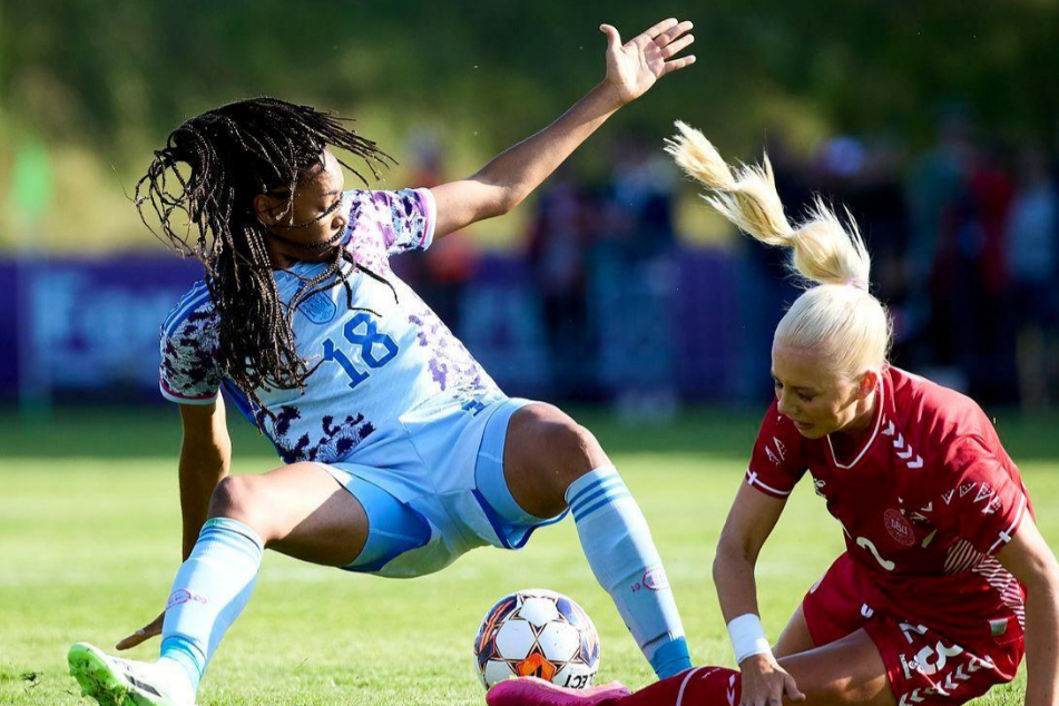 爱游戏官网-女足球员表现出色，帮助球队胜利