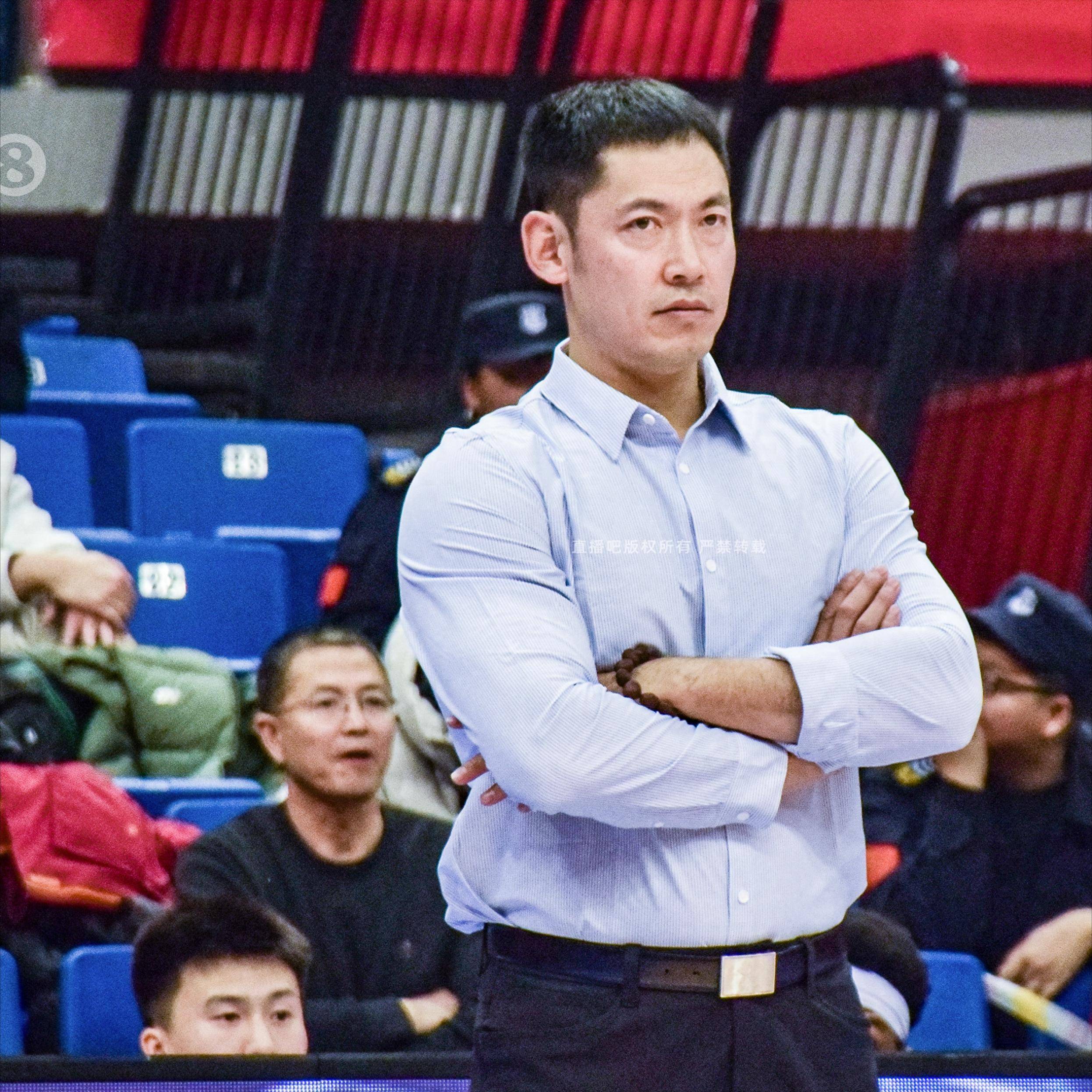 球队主教练赞扬球员在比赛中的表现