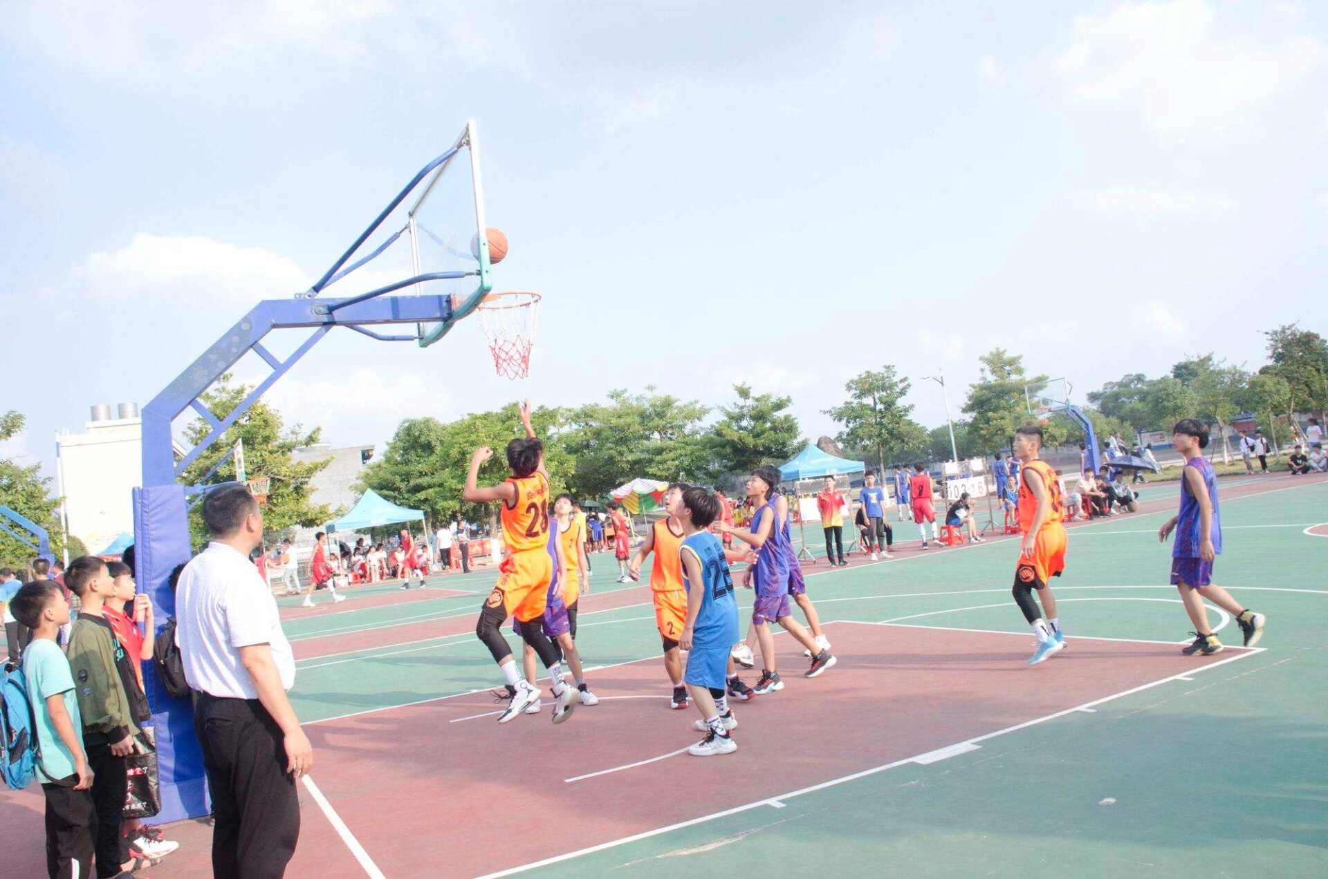 篮球比赛中的精彩瞬间一定要回放