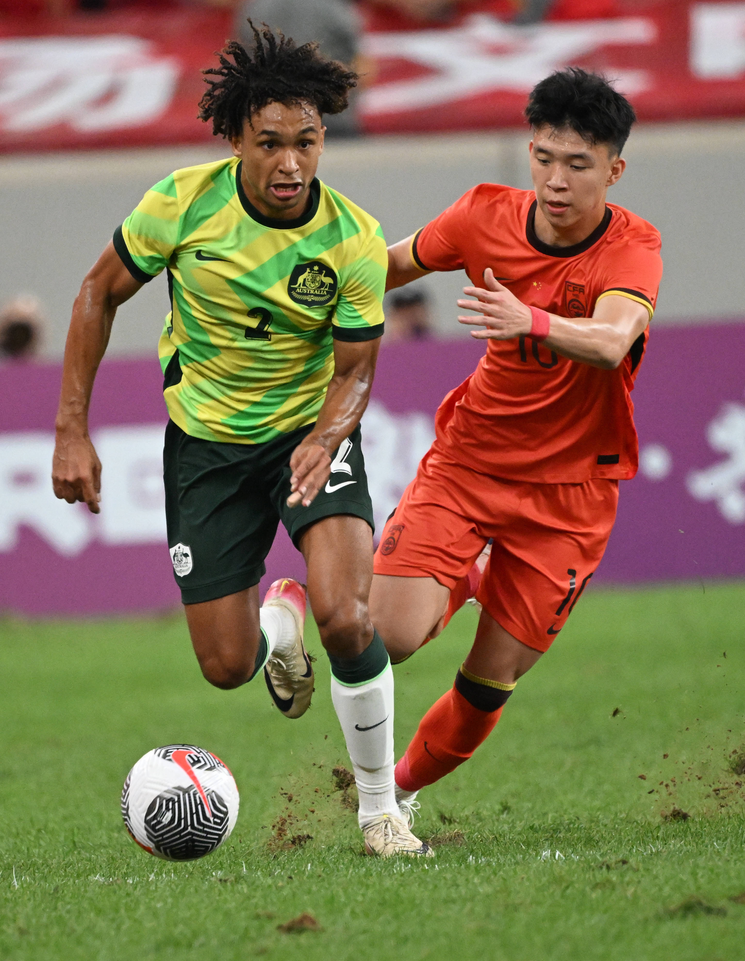 中国足球选手在国际比赛中大获全胜